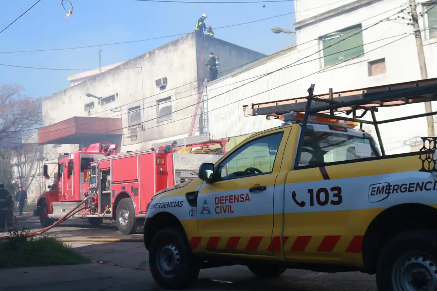 Se incendió una histórica fábrica de galletitas de Lanús