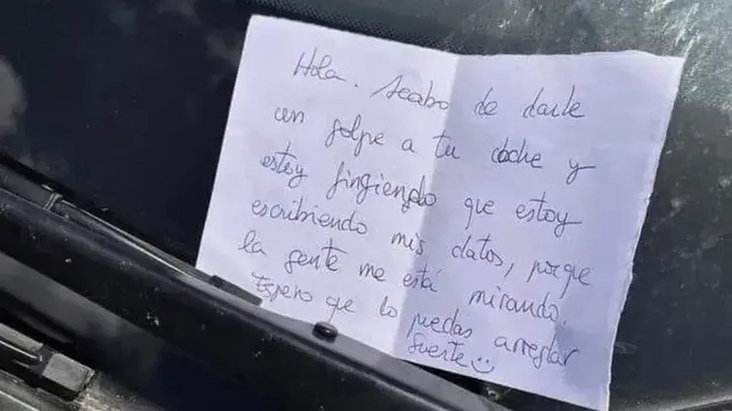 El papel que dejaron en un coche que fue víctima de una colisión.