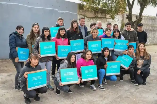 El intendente Gastón entregó 370 computadoras del Programa Conectar Igualdad a estudiantes de Chascomús