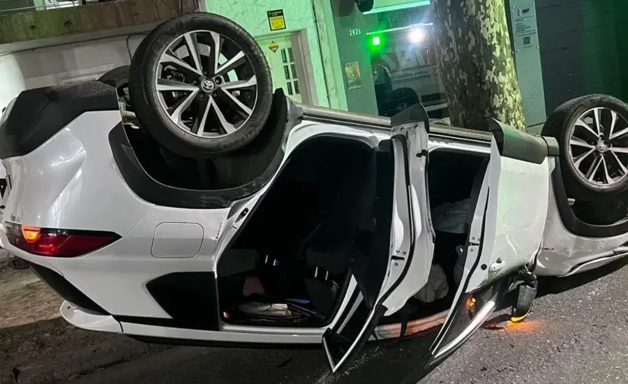 Una automovilista chocó contra un vehículo estacionado, volcó y resultó herida