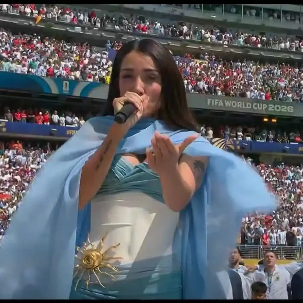 La cantante interpretó el himno nacional
