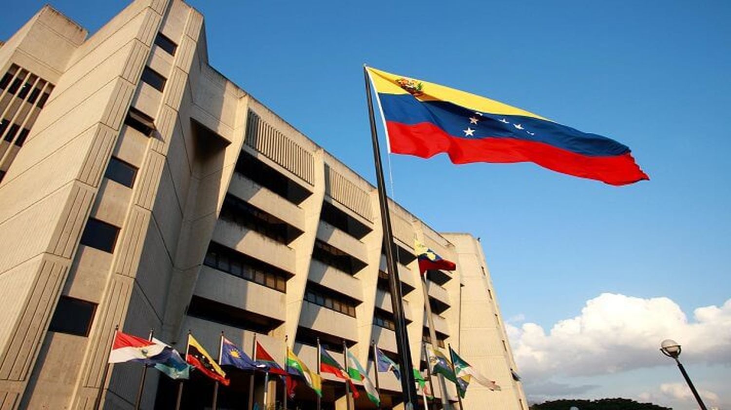 ¡EL QUE LE PEGA A LA FAMILIA…! TSJ de Maduro ignora peticiones del chavismo disidente en elecciones