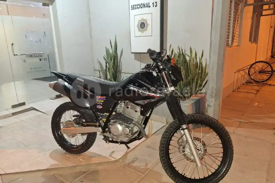 Escuchó una conversación ajena y ayudó a esclarecer un robo: encontraron una moto robada el año pasado