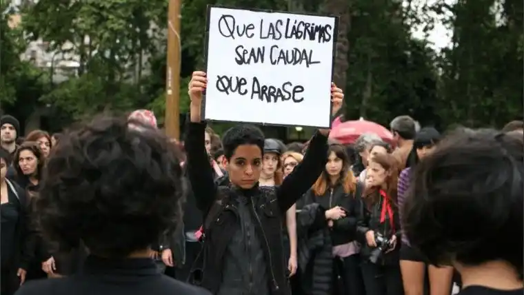 La golpeó, le disparó y la dejó encerrada   