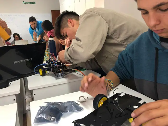 Comenzó un taller de robótica en la Casa de la Juventud