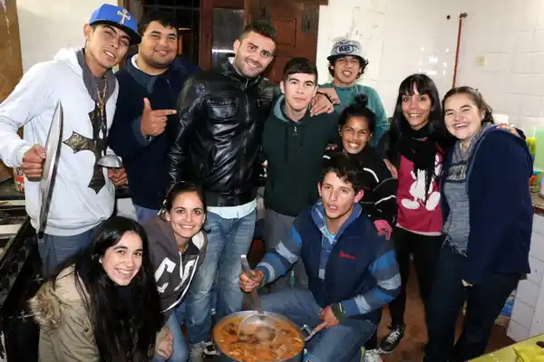 Noche solidaria: jóvenes cocinan para más de 200 vecinos todos los viernes 