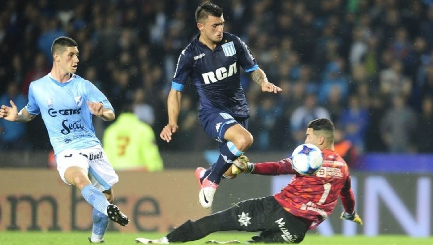 Racing se recuperó con goleada incluida ante un débil Temperley