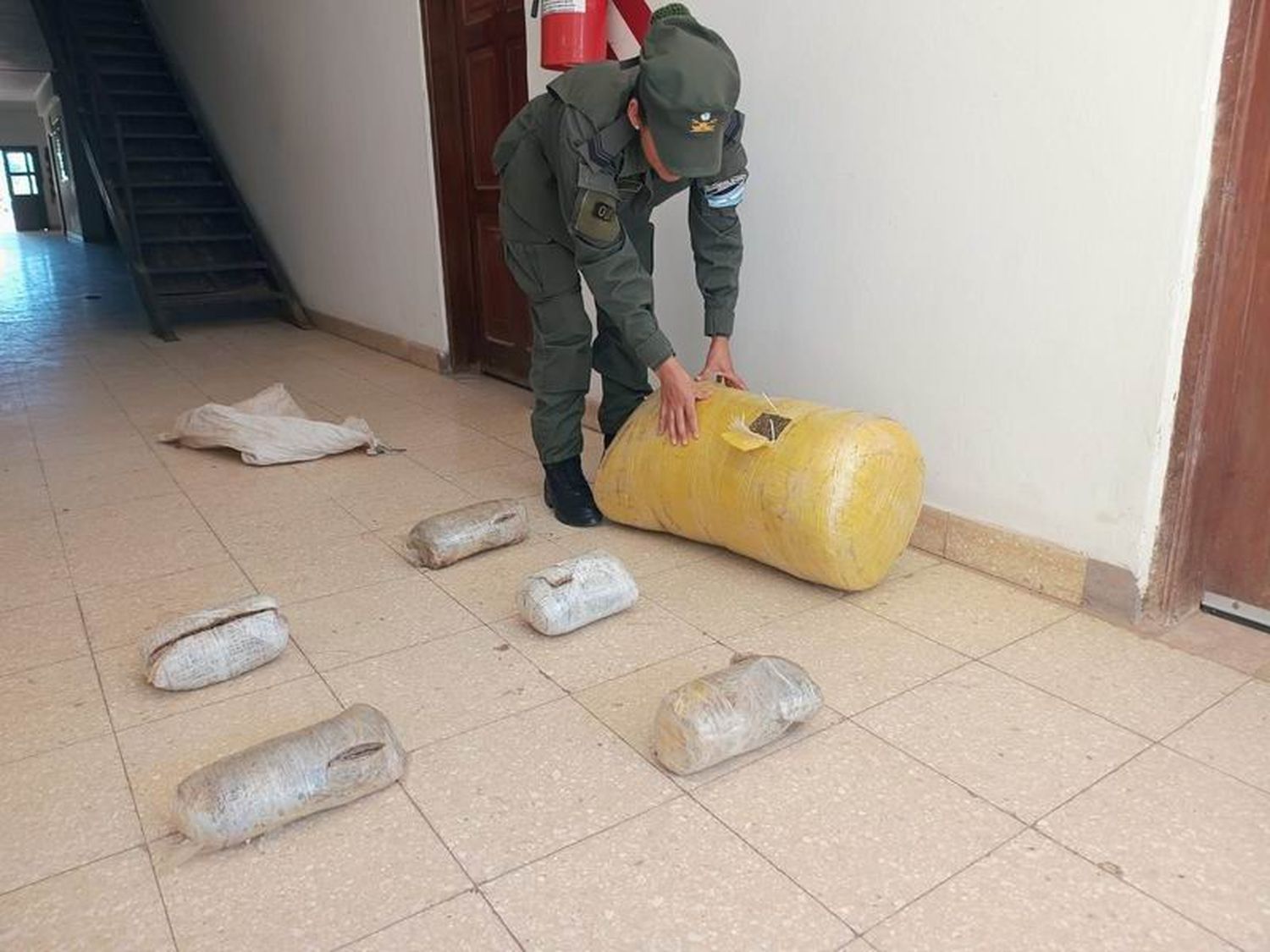 Gendarmería hallo más de 22 kilos 
de marihuana ocultos en la maleza