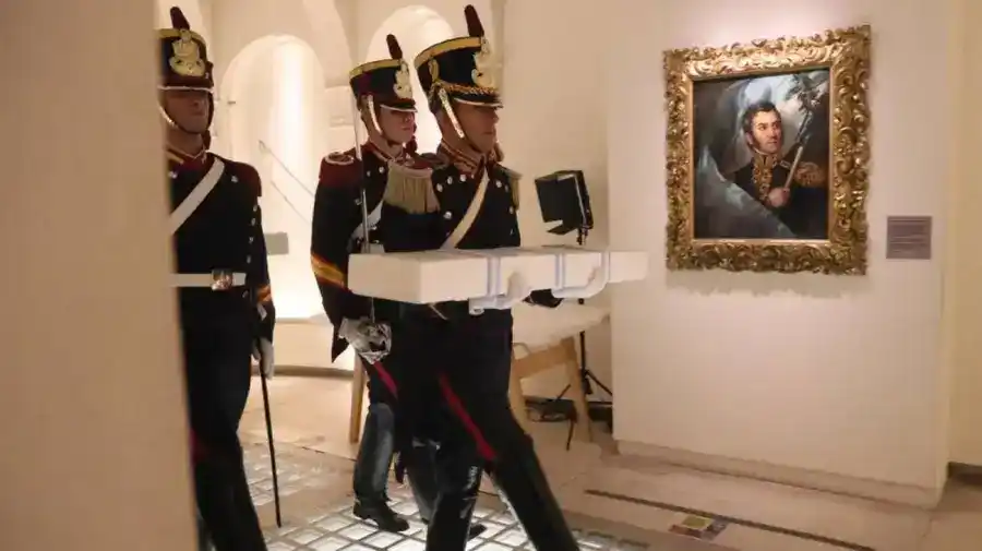 El sable corvo de San Martín fue trasladado bajo custodia y llegó a San Lorenzo