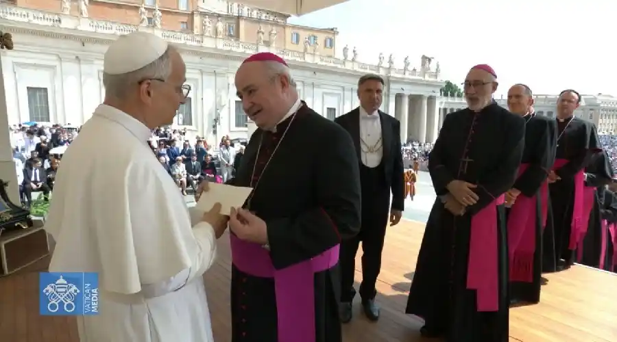 Monseñor Daniel Fernández entregó en Roma la carta oficial de invitación en nombre de los obispos argentinos.