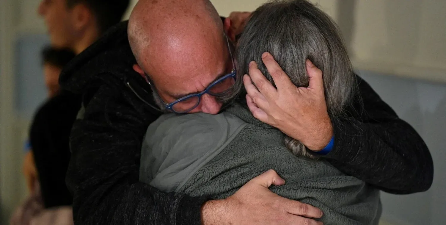 El abrazo con los rehenes liberados. Crédito: Reuters