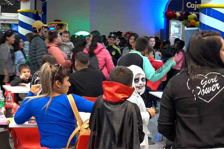 Para Halloween, el paseo del Hiper se llenó de terror: “No pensamos que iba a explotar así”