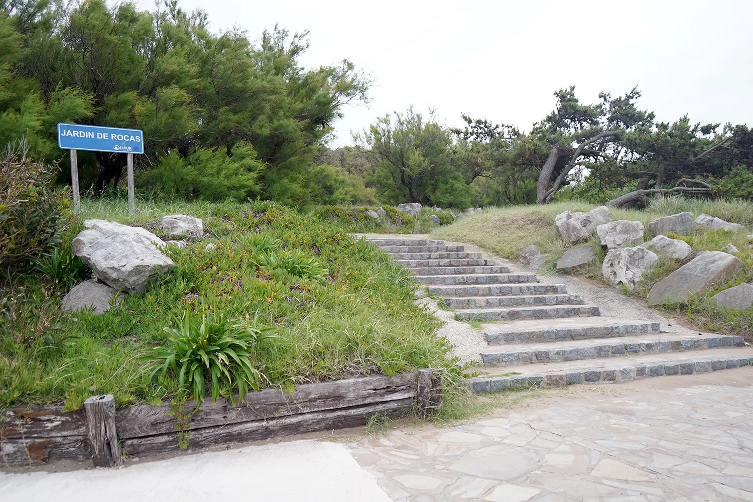 Lugar estratégico. Ocupa sobre la avenida 2 y el Parque, el Jardín de Rocas