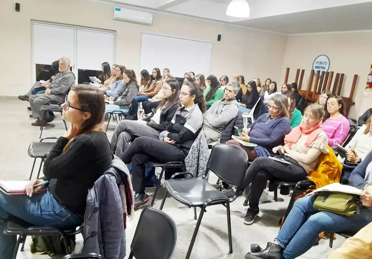 Mucho público. Participó de la charla
