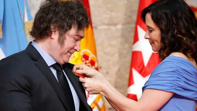 Distinción. De la presidenta de la Comunidad de Madrid Isabel Díaz Ayuso
