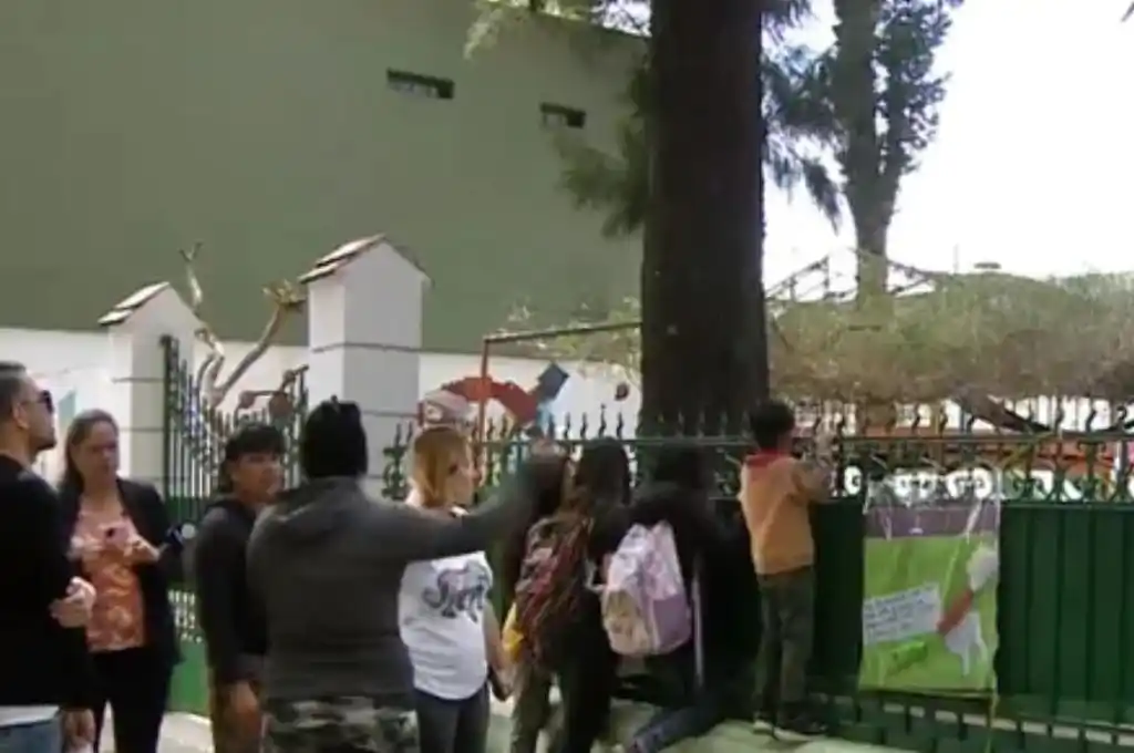 Manifestación de padres frente al jardín de infantes