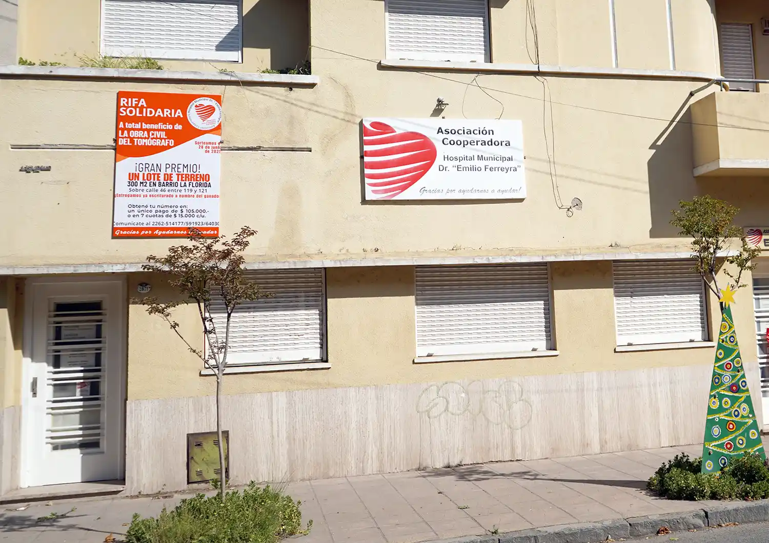 Cartel. En la sede de la Asociación Cooperadora en calle 56