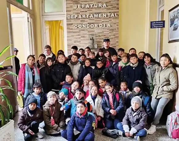 Jefatura Departamental de Policía de Concordia recibió a alumnos de la Escuela Domingo Faustino Sarmiento