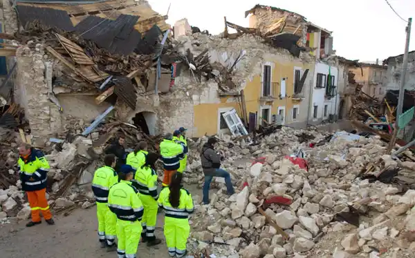 Al menos 60 muertos y decenas de heridos por el fuerte terremoto en Italia