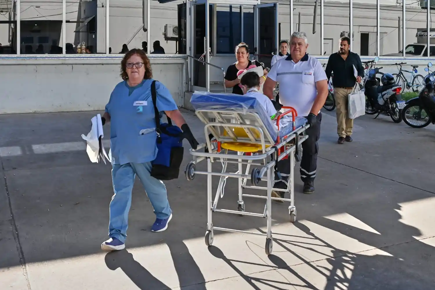“Somos parte de la historia”: un chofer de ambulancia y su emotiva vivencia de la migración del hospital Jaime Ferré