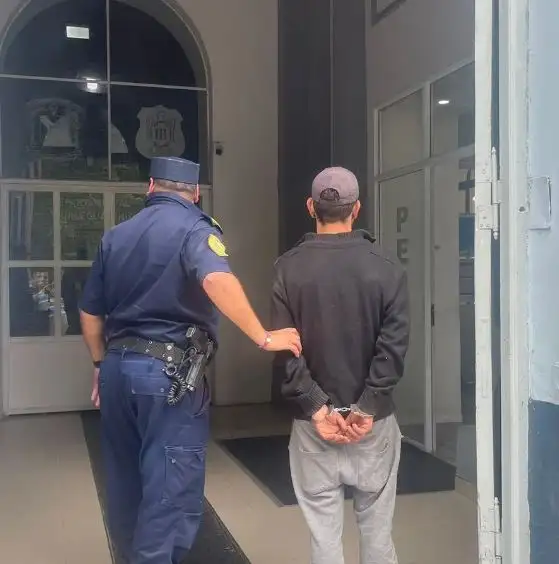 Detuvieron a un joven de 22 años que ingresó a una vivienda vacía y robó una bomba de agua