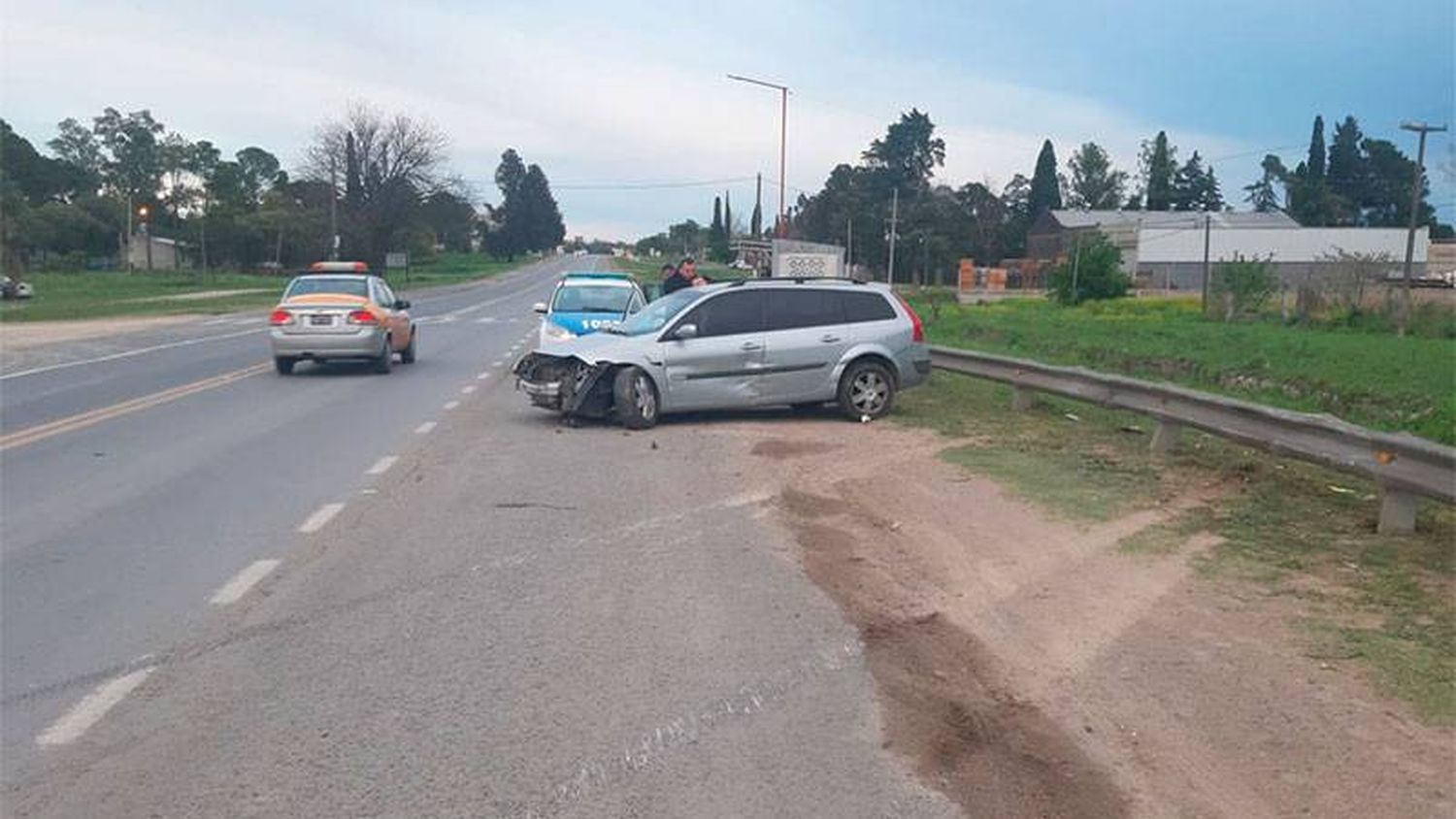 Conductor se durmió al volante en Ruta 18, despistó y chocó un guardarrail