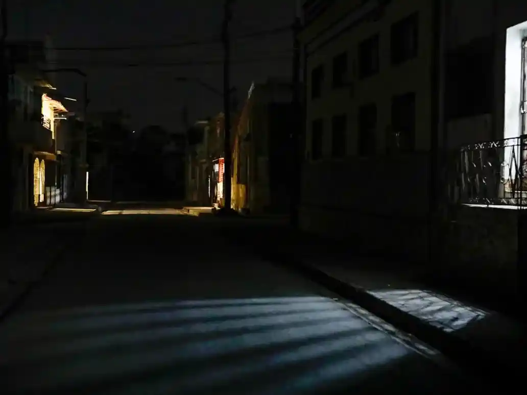 La luz que sale de los hogares que utilizan generadores eléctricos durante un apagón en Santiago de Cuba, el 5 de febrero de 2026.