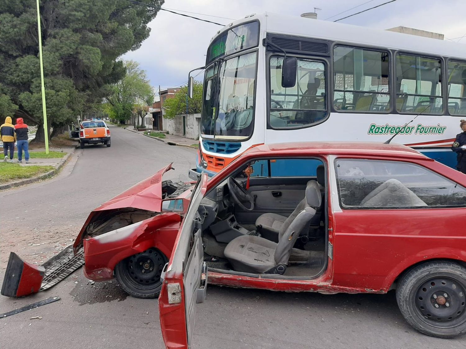 Duró 5 cuadras: Compró un auto y lo chocó minutos después