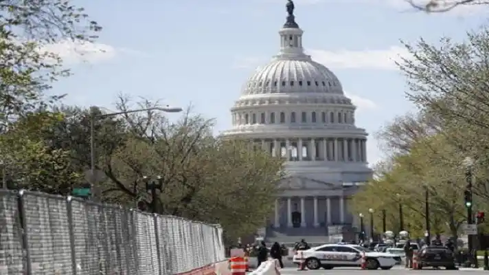 !ALARMA EN EL CAPITOLIO! Un vehículo atropella a dos policías y mata a uno, en EE.UU.