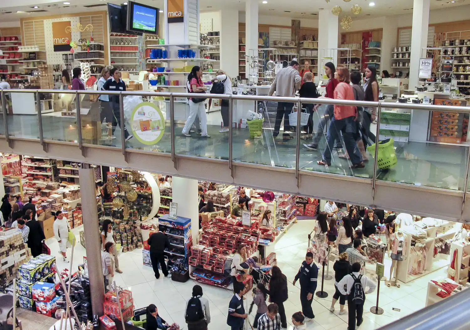 Las ventas en supermercados y shoppings descendieron por cuarto mes consecutivo