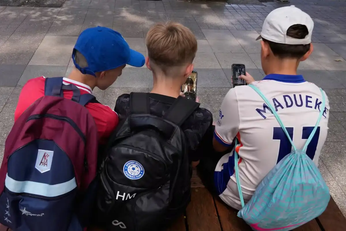 El gobierno australiano anunció este sábado que duplicará las multas a las plataformas que incumplan la prohibición del uso de redes sociales a menores de 16 años, con el objetivo de frenar la evasión generalizada de las restricciones. Foto: AP