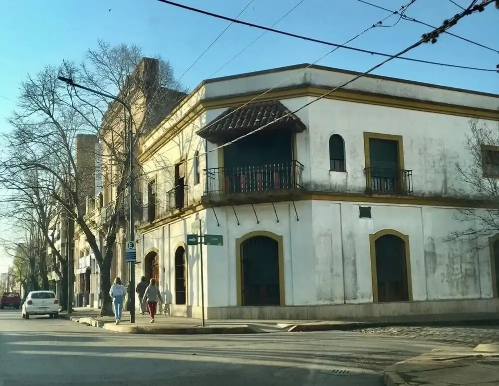 La antigua casa de la familia Alfonsín, en una esquina céntrica de Chascomús.