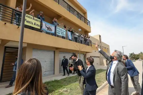 Alberto Fernández en San Antonio de Areco: Entregó viviendas y destacó que "es un derecho que hace en esencia a la condición humana"