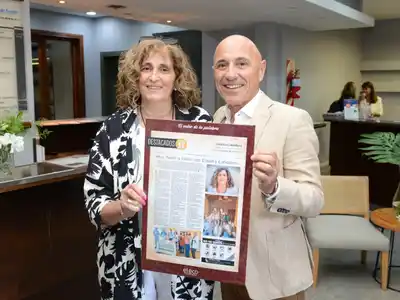 Claudia Caballero, presidenta de Mesa Solidaria, junto al director de El Eco de Tandil, Rogelio Rotonda.