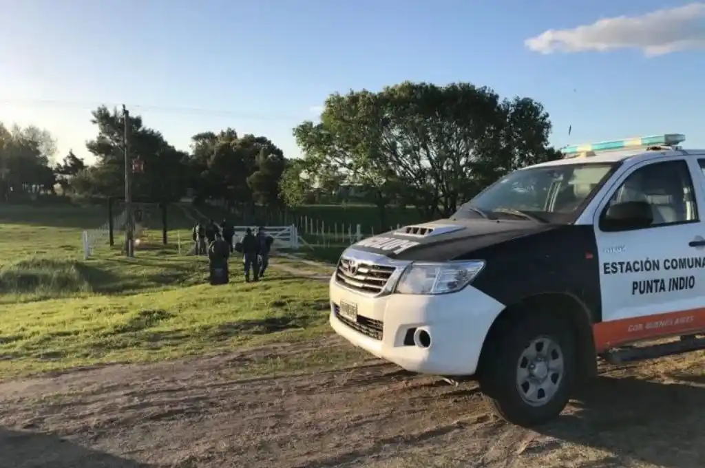 Hallan un cuerpo carbonizado dentro de una camioneta incendiada