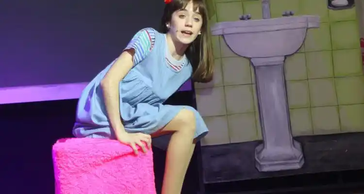 Presentan “Matilda, el musical” en el Salón de Actos de la Escuela Normal