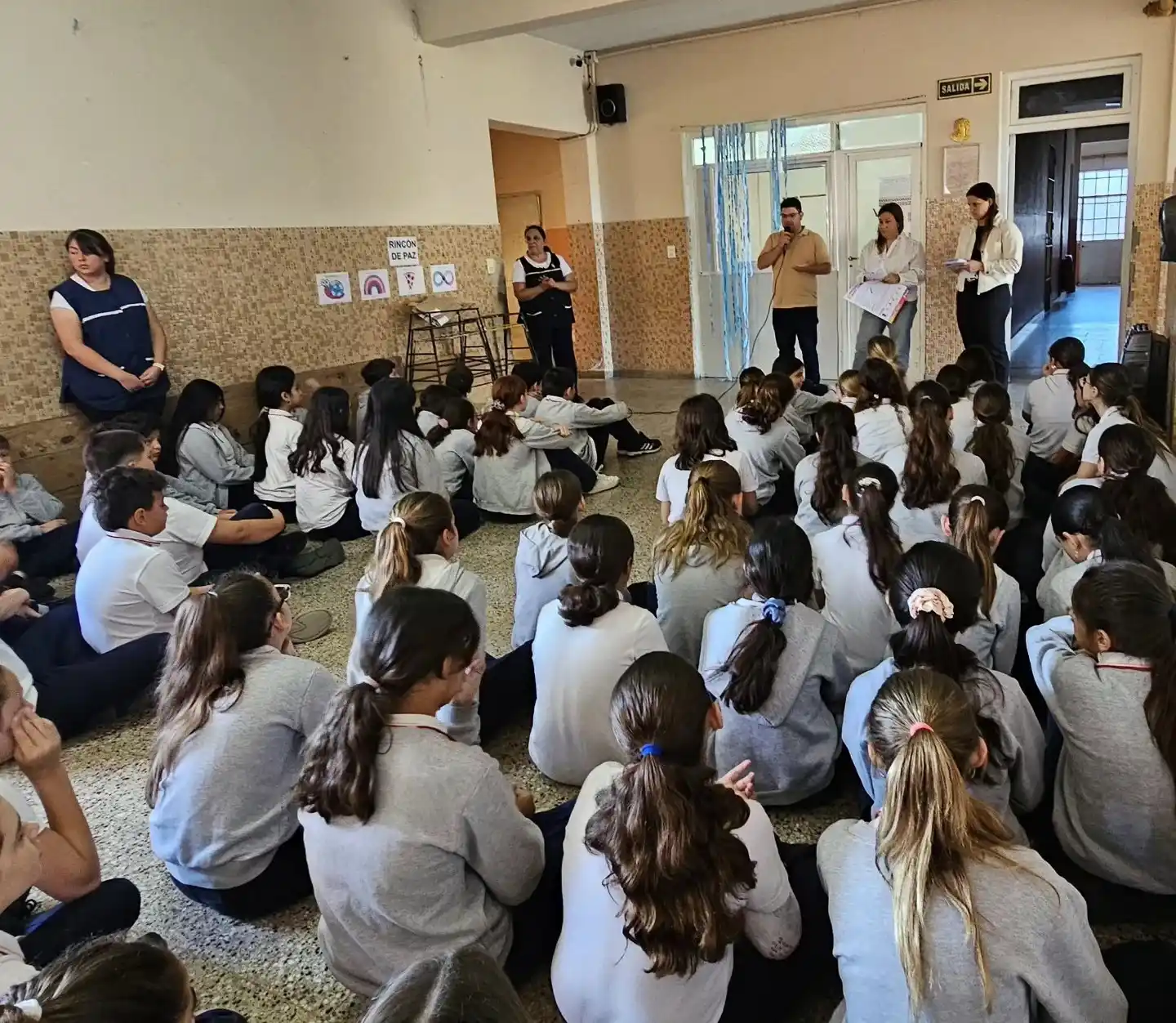 Una buena cantidad de alumnos formó parte de la charla.