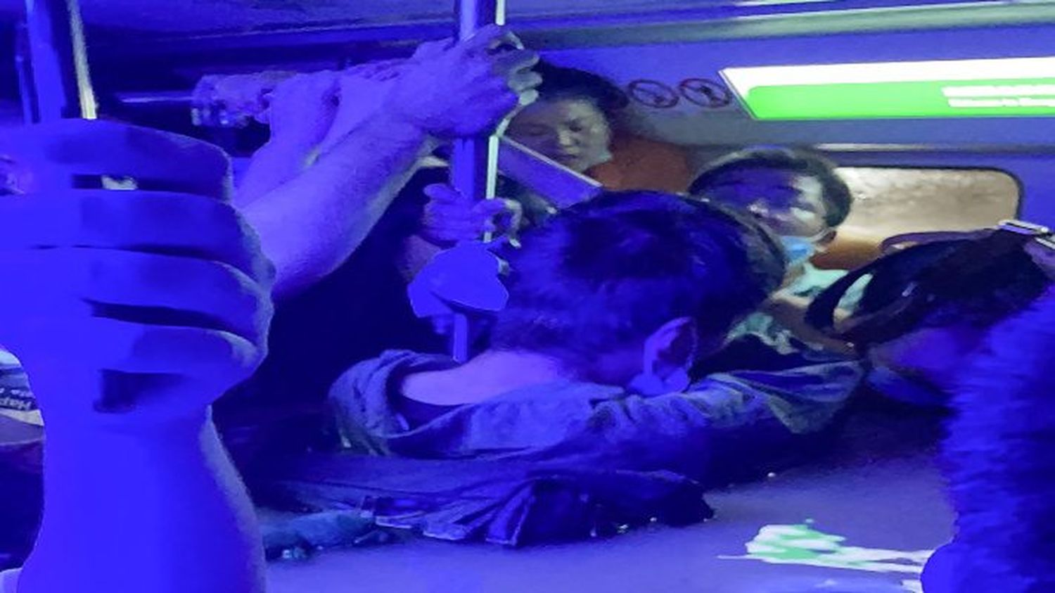 METRO CON EL AGUA HASTA EL CUELLO: torrenciales lluvias dejan al menos 16 muertos en China