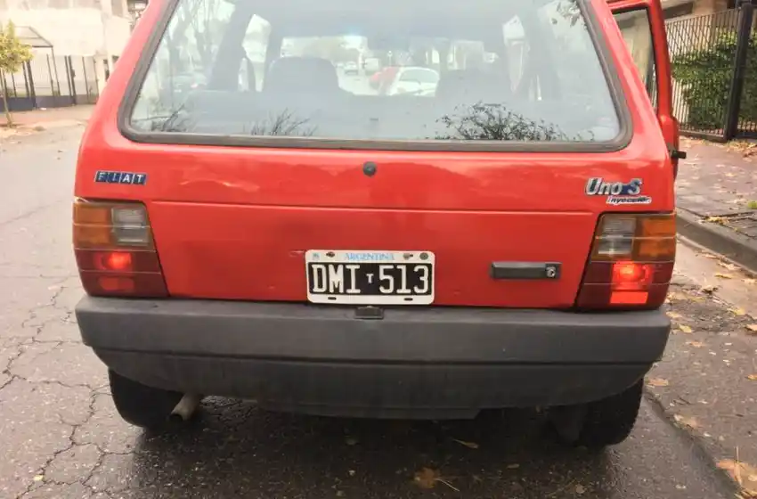 Le robaron el auto que usaba para trabajar de la puerta de la casa