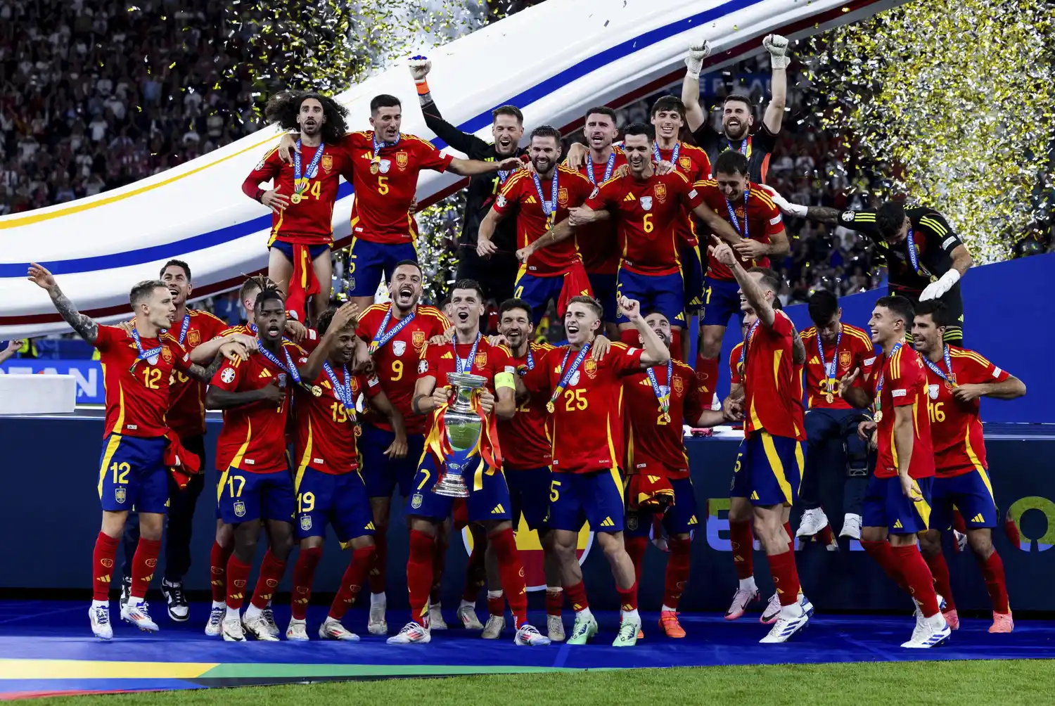 España desniveló en el final y también frustró a Inglaterra