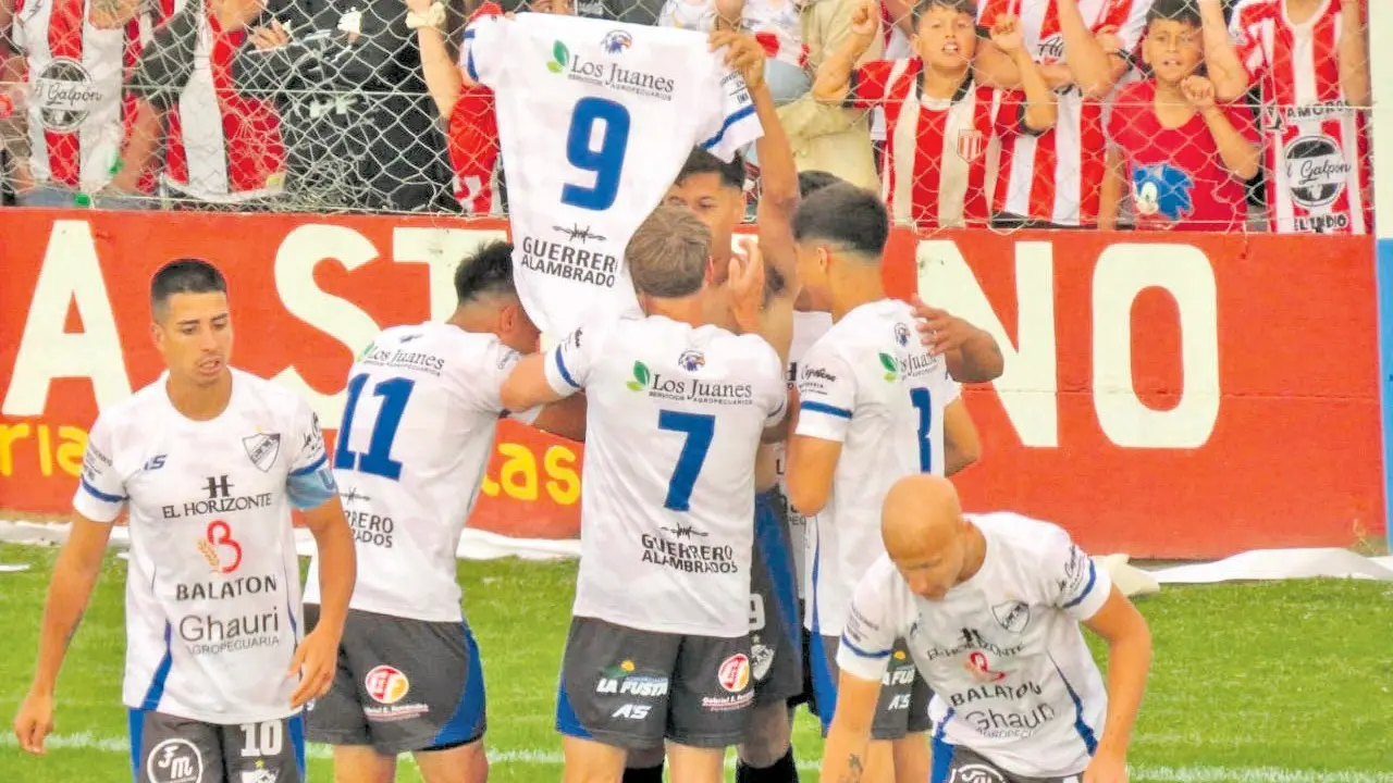 Festejo. De los sancayetanenses, tras ganar el Torneo “Alejandro Barberón”