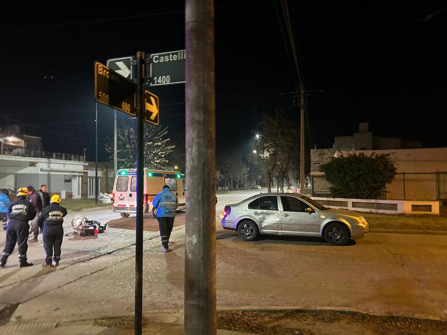 El impacto de la moto es en la puerta derecha trasera del automóvil.