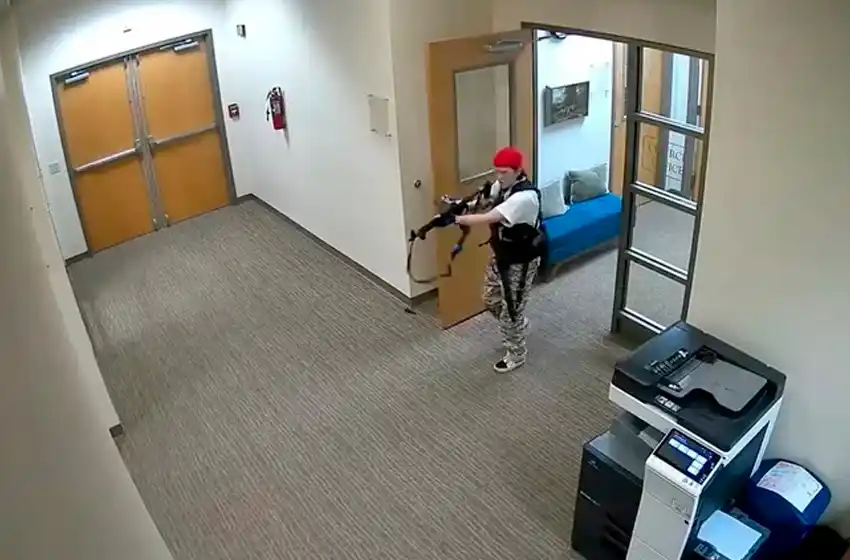 El momento en que la autora de la masacre de Nashville irrumpe en la escuela en la que mató a seis personas