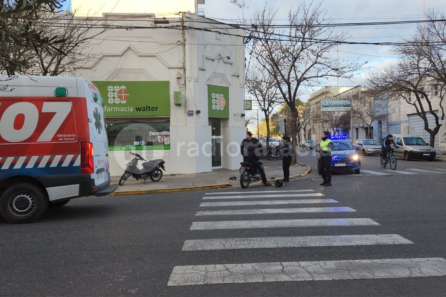 Un motociclista impactó de lleno contra el lateral de un auto en una transitada esquina de la ciudad