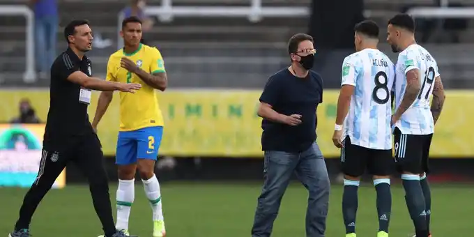 Scaloni explicó que como entrenador tiene que defender a sus jugadores