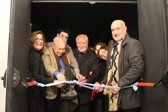 A sala llena, el teatro La Fábrica reabrió sus puertas tras tres años de inactividad