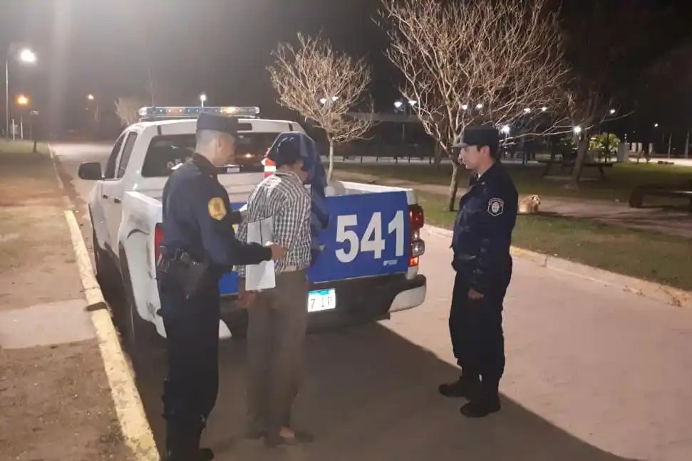 La amenazó con un cuchillo y con matarla porque no era lo suficientemente "mujer"