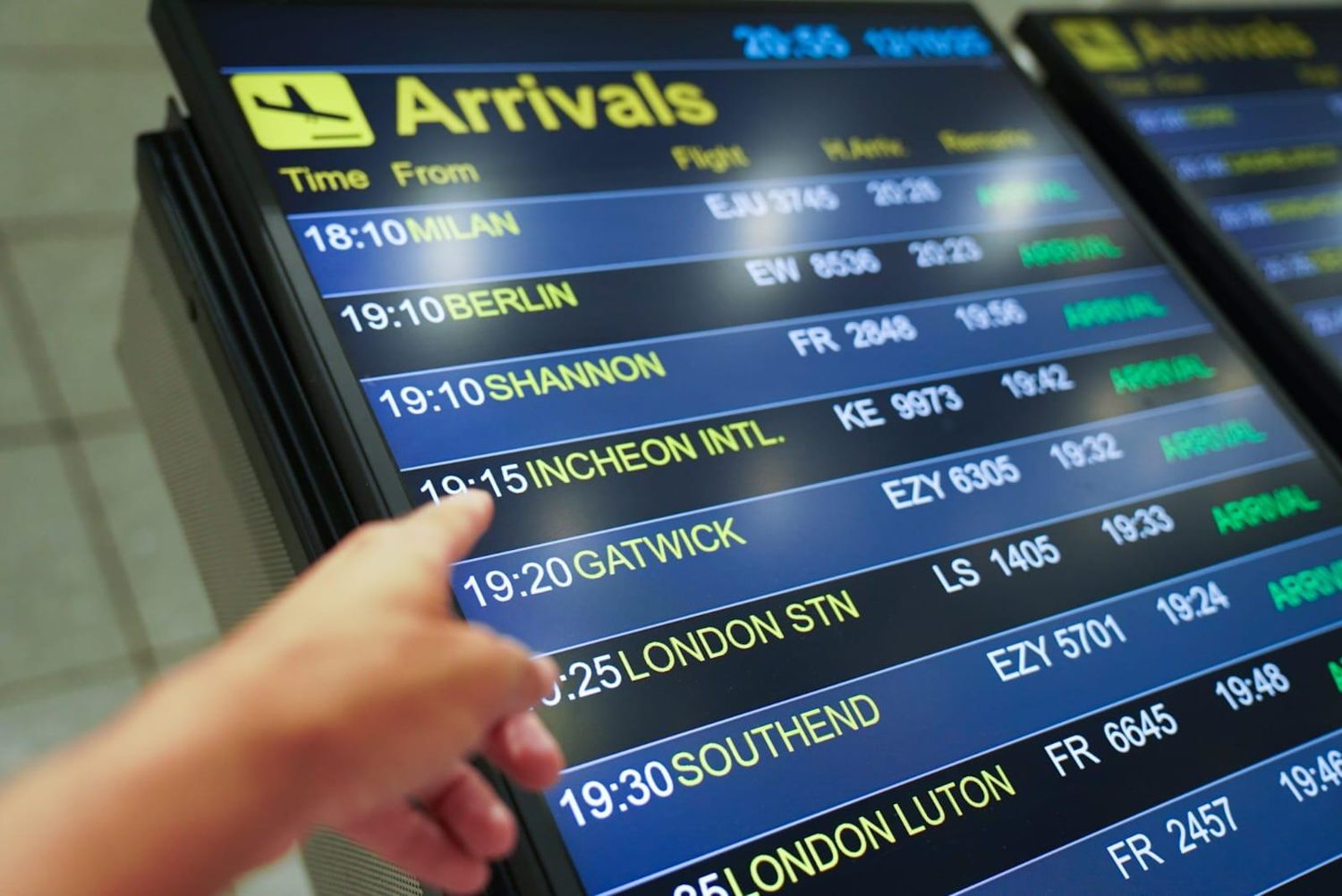 Panel de vuelos del aeropuerto de Málaga, España, con el vuelo desde Seúl