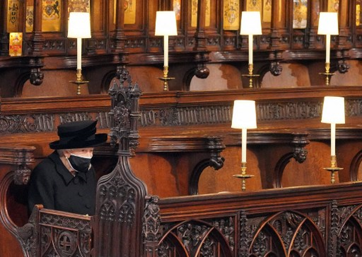 La reina Isabel II se sentó sola en el funeral del príncipe Felipe. Foto AFP