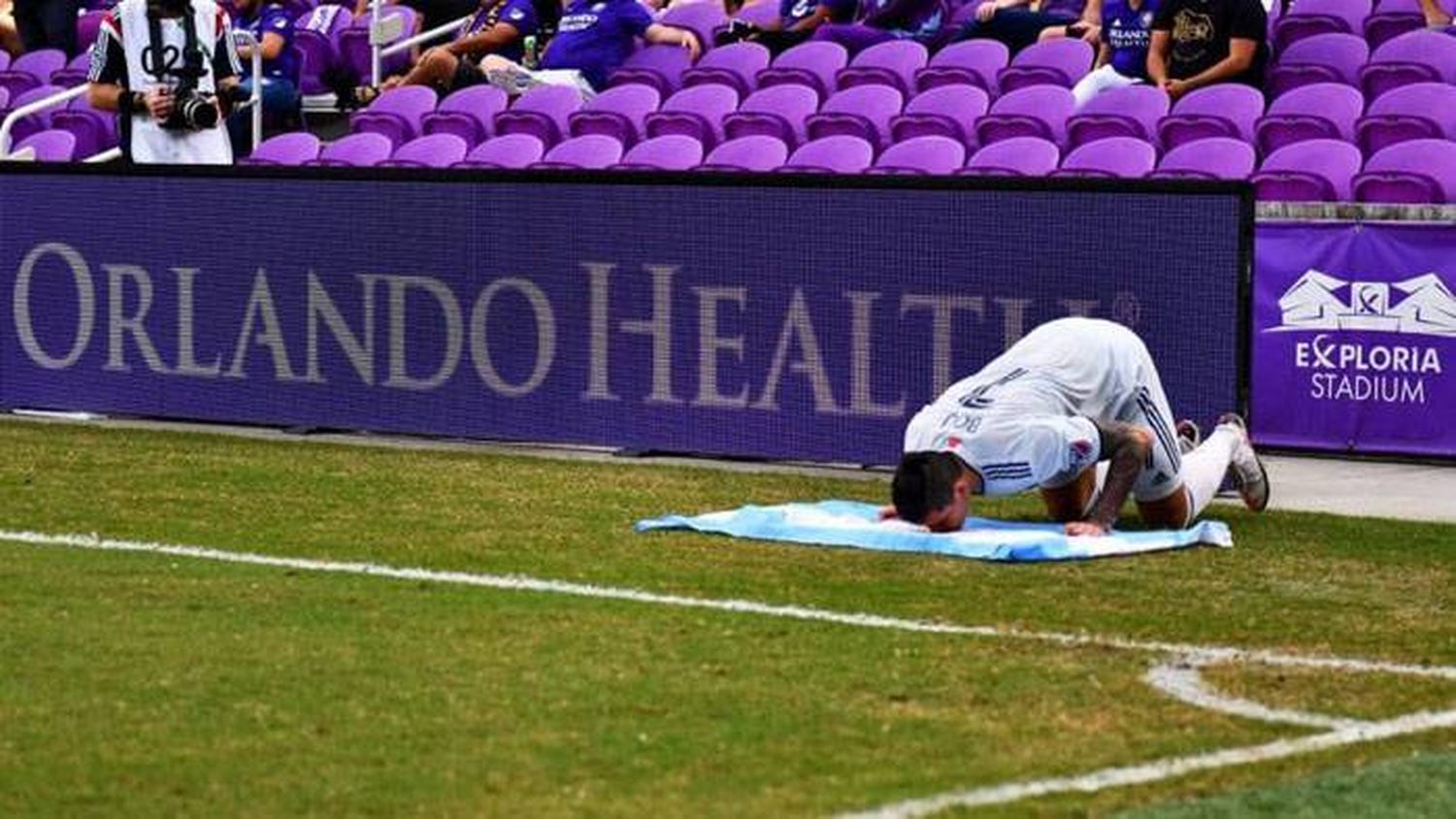 Gustavo Bou, doblete y un emocionante tributo a Maradona en el festejo